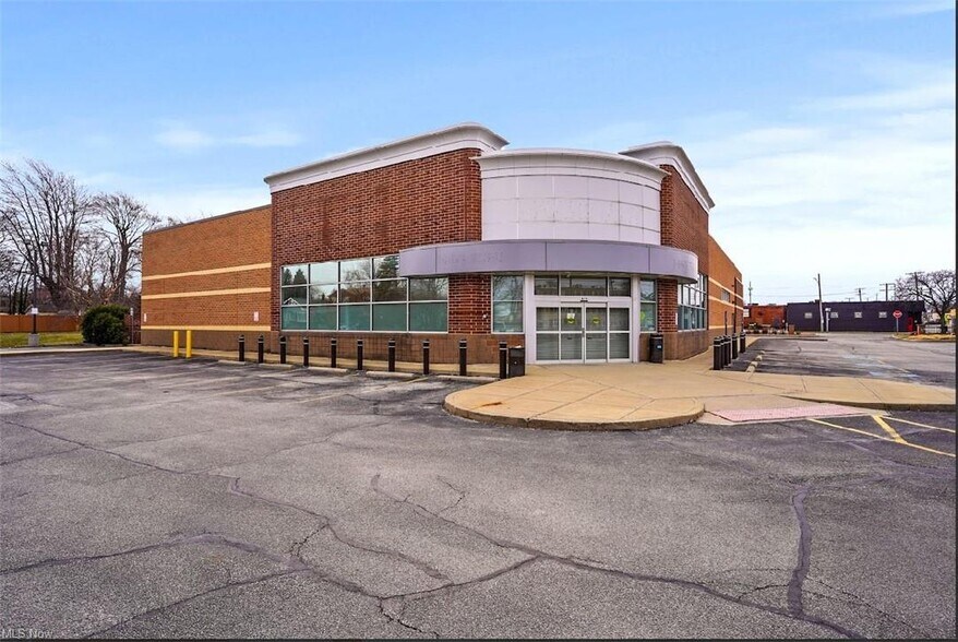475 E 185th St, Euclid, OH à vendre - Photo de l’immeuble – Image 3 sur 30