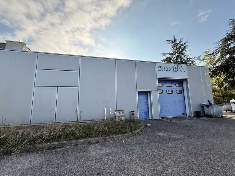 Local d’activités dans Décines-Charpieu à louer - Photo de l’immeuble – Image 3 sur 15