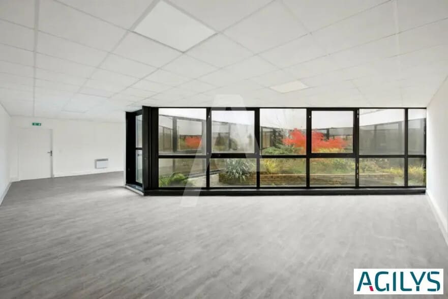 Local d’activités dans Villebon-sur-Yvette à louer - Photo de l’immeuble – Image 2 sur 13