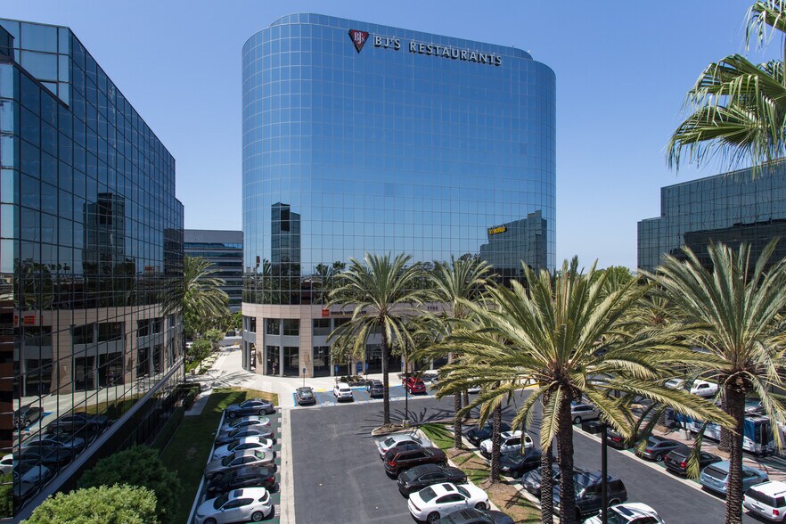 7777 Center Ave, Huntington Beach, CA à louer - Photo de l’immeuble – Image 3 sur 18