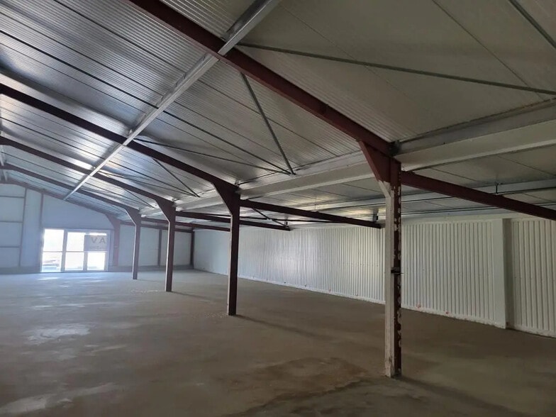 Local d’activités dans Baud à louer - Photo de l’immeuble – Image 3 sur 4