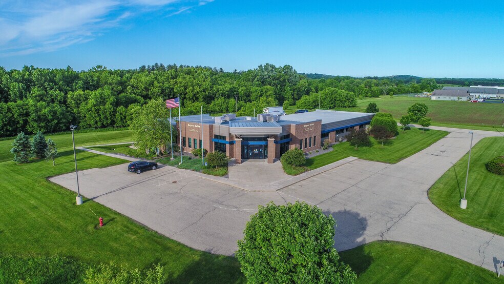 1990 Godfrey Dr, Waupaca, WI à louer - Aérien – Image 1 sur 18