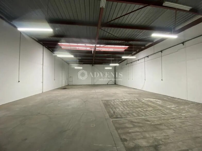 Local d’activités dans Buc à louer - Photo de l’immeuble – Image 1 sur 6