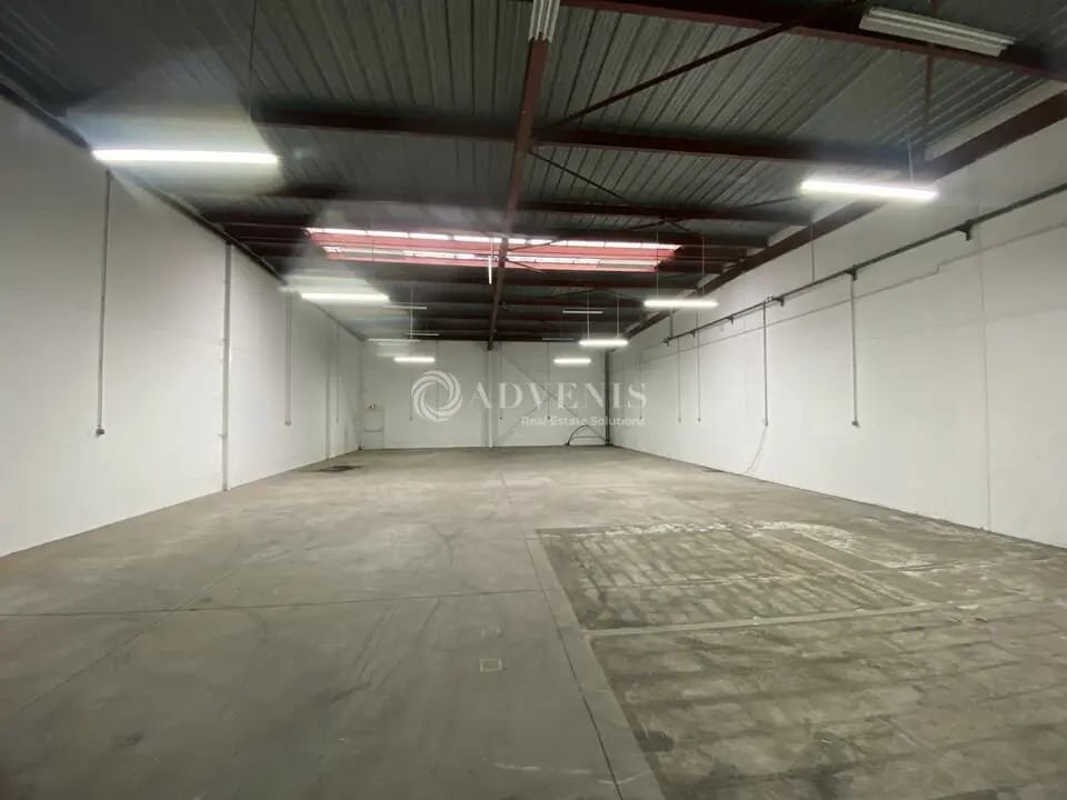 Local d’activités dans Buc à louer Photo de l’immeuble– Image 1 sur 7