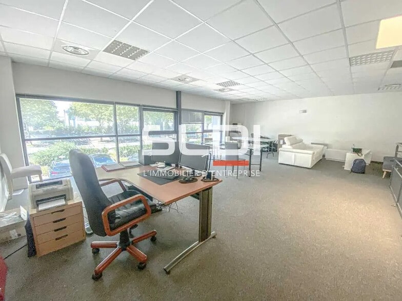 Bureau dans Décines-Charpieu à louer - Photo de l’immeuble – Image 2 sur 5