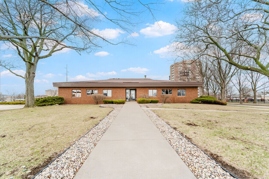 217 Ceape Ave, Oshkosh, WI à louer - Photo de l’immeuble – Image 2 sur 4