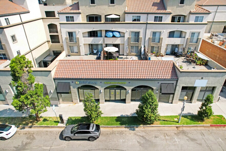 151 E Holly St, Pasadena, CA à louer - Photo de l’immeuble – Image 3 sur 7