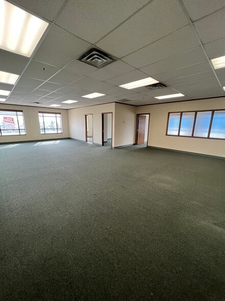 17304-17374 116 Av NW, Edmonton, AB à louer - Photo de l’immeuble – Image 2 sur 4
