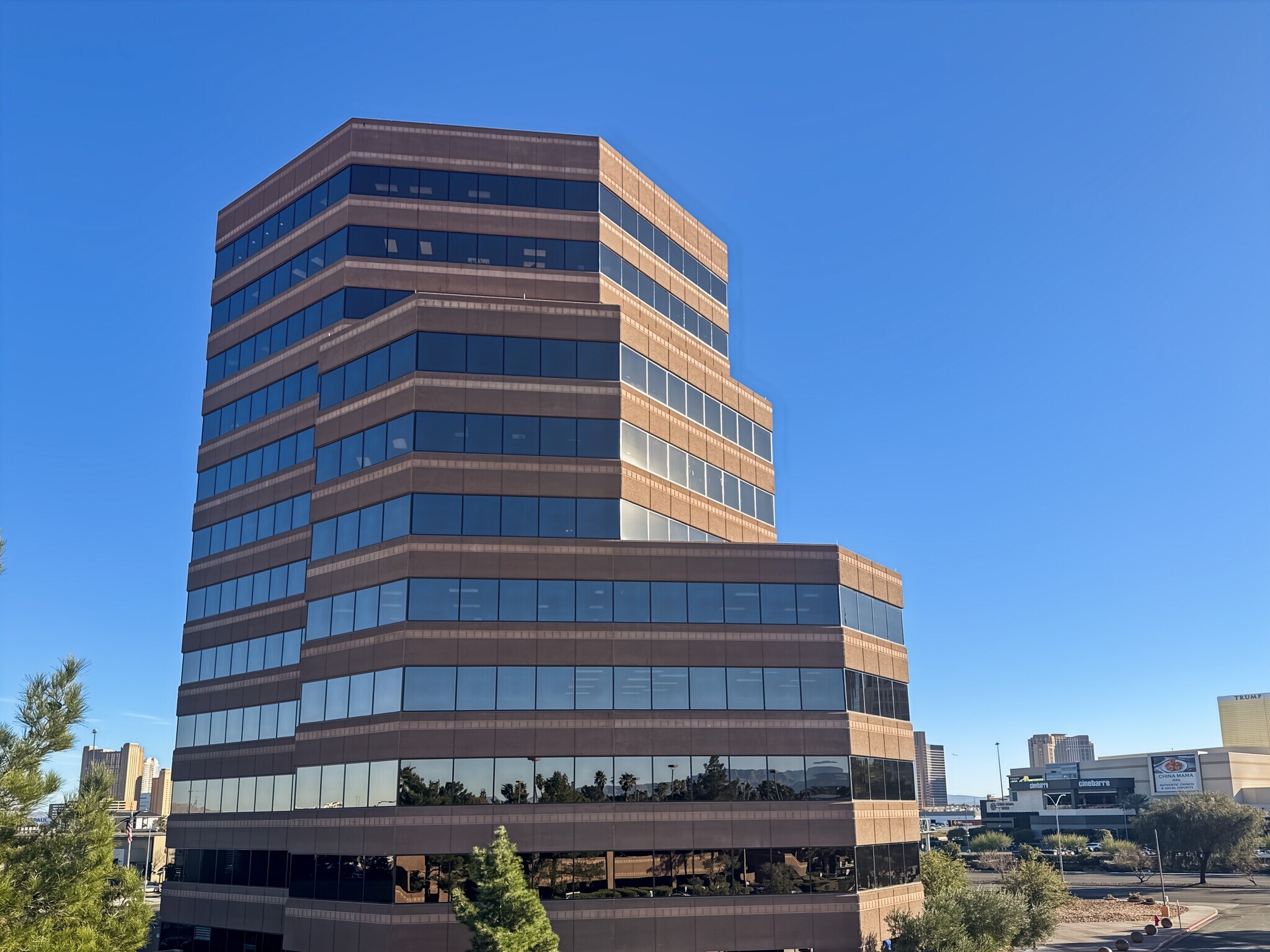 2300 W Sahara Ave, Las Vegas, NV à louer Photo de l’immeuble– Image 1 sur 13