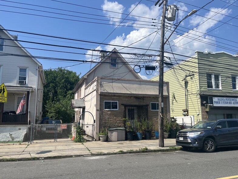 699 Henderson Ave, Staten Island, NY à vendre - Photo principale – Image 1 sur 6