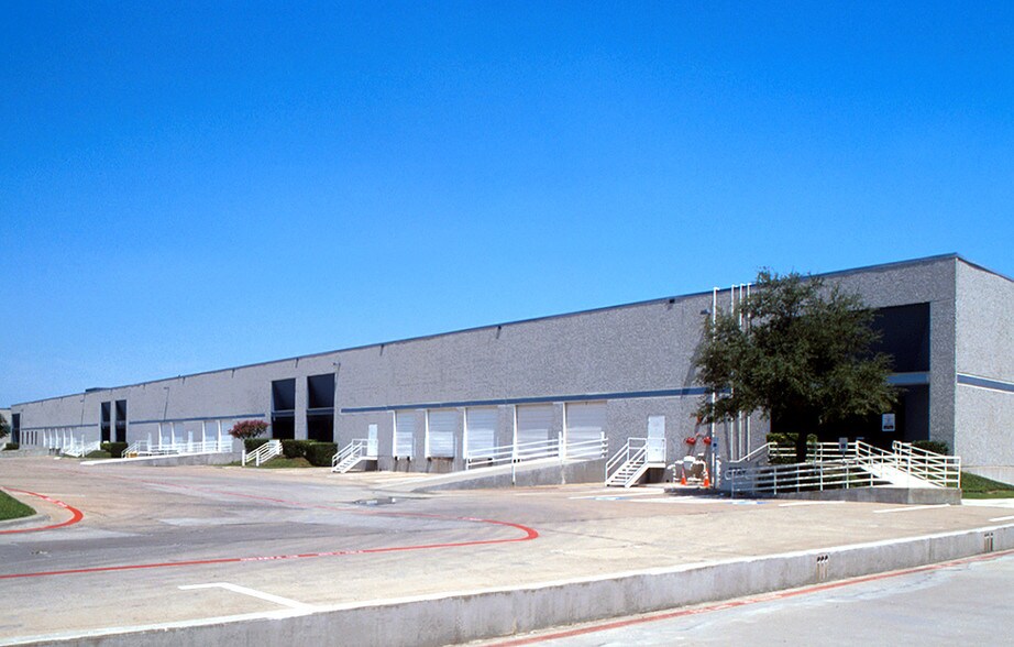 8724-8732 N Royal Ln, Irving, TX à louer - Photo de l’immeuble – Image 3 sur 11