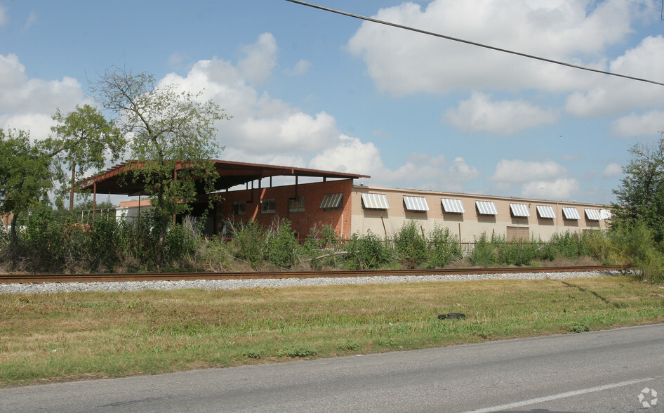 1350 E Southcross Blvd, San Antonio, TX à louer - Photo de l’immeuble – Image 3 sur 13