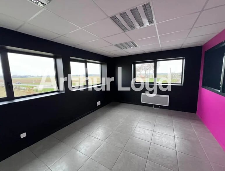 Bureau dans Biéville-Beuville à louer - Photo de l’immeuble – Image 2 sur 3