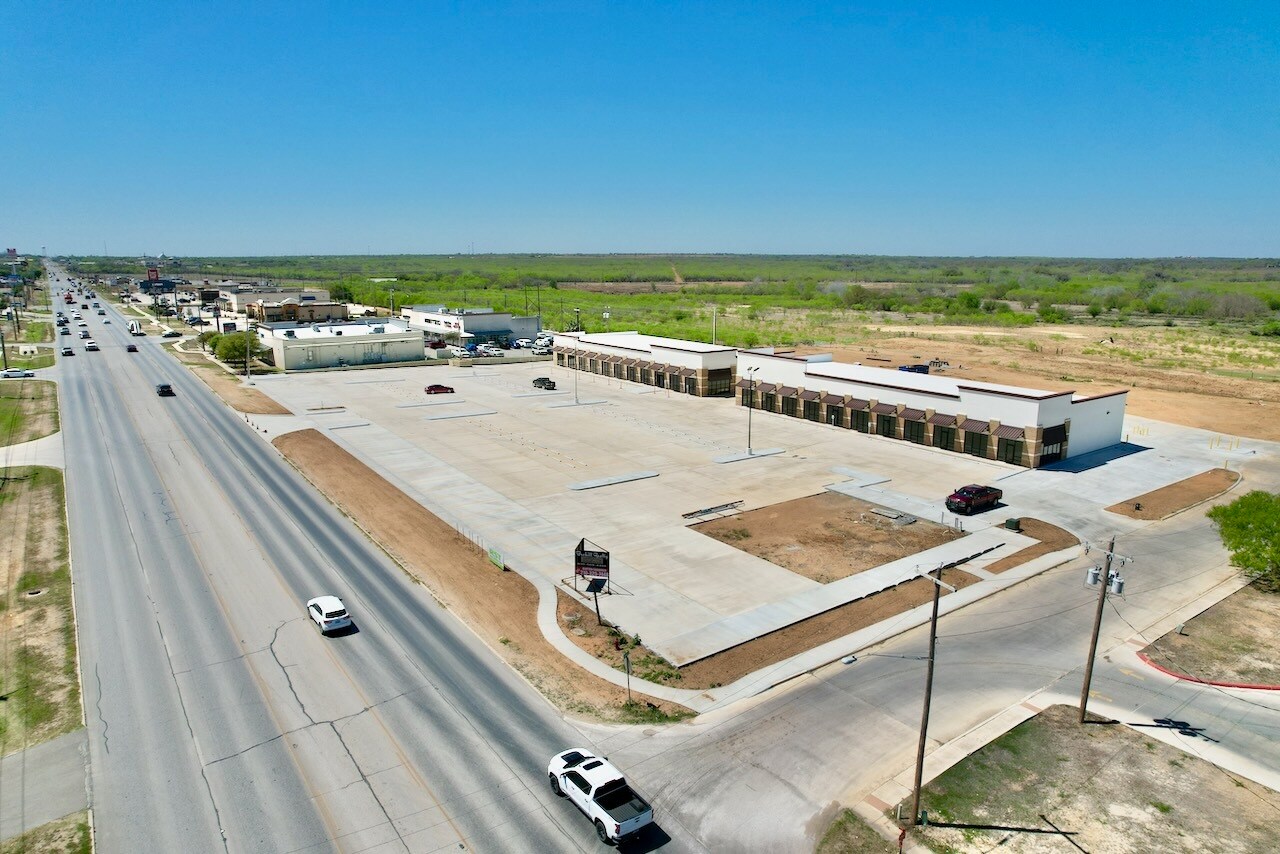 901 Palmer Ln, Pleasanton, TX à louer Photo principale– Image 1 sur 6