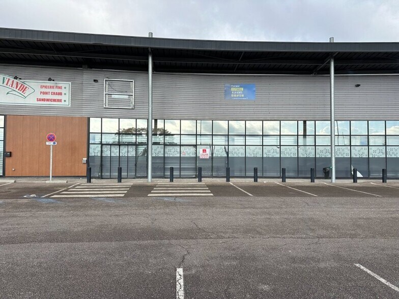 Local commercial dans Torcy à louer - Photo de l’immeuble – Image 1 sur 10