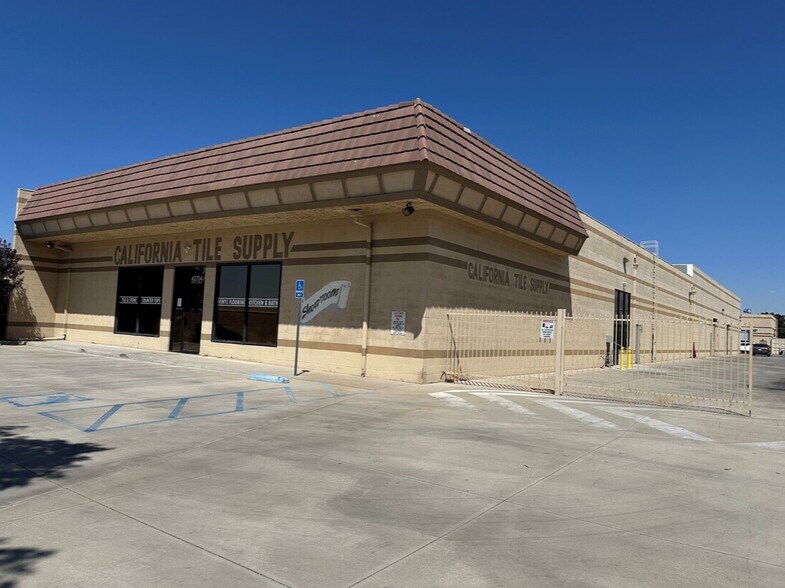 42704 10th St W, Lancaster, CA à louer - Photo de l’immeuble – Image 1 sur 5