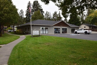 915 NE 7th St, Bend, OR à louer Photo intérieure– Image 1 sur 10