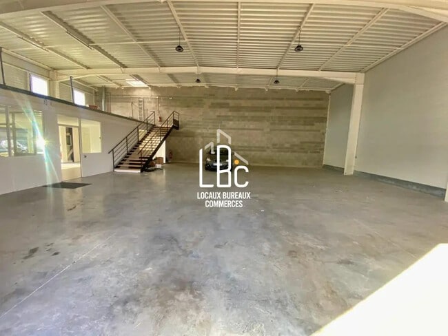 Plus de détails pour Local d'activités à louer