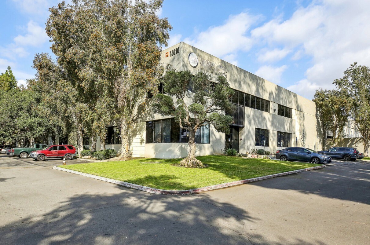 16010 Shoemaker Ave, Cerritos, CA à louer Photo principale– Image 1 sur 6