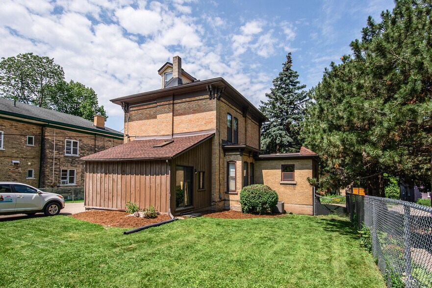 109 College St, Kitchener, ON à vendre - Photo de l’immeuble – Image 3 sur 25