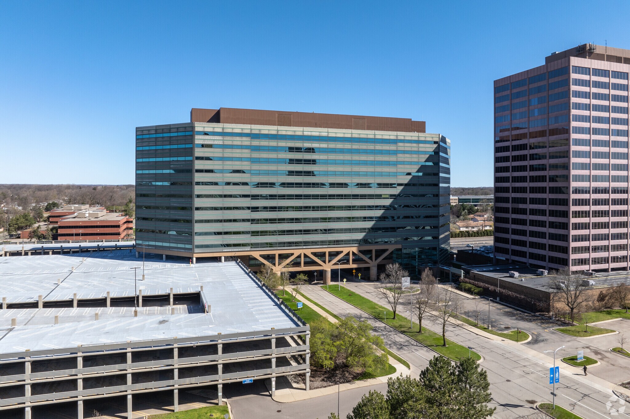 26533 Evergreen Rd, Southfield, MI à louer Photo principale– Image 1 sur 25