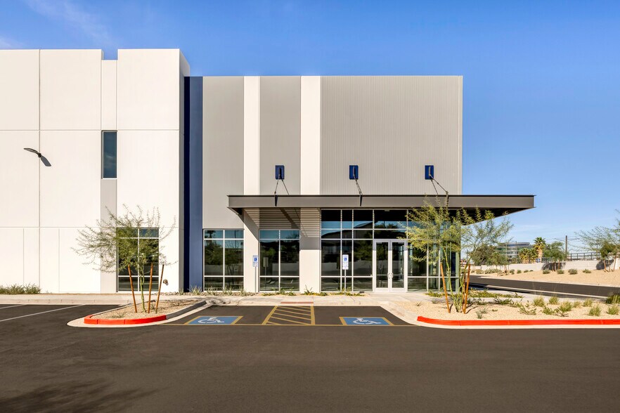 4833 E Washington St, Phoenix, AZ à louer - Photo de l’immeuble – Image 2 sur 9