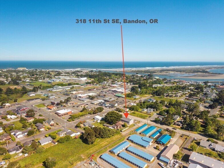 318 11th St SE, Bandon, OR à vendre - Aérien – Image 2 sur 14