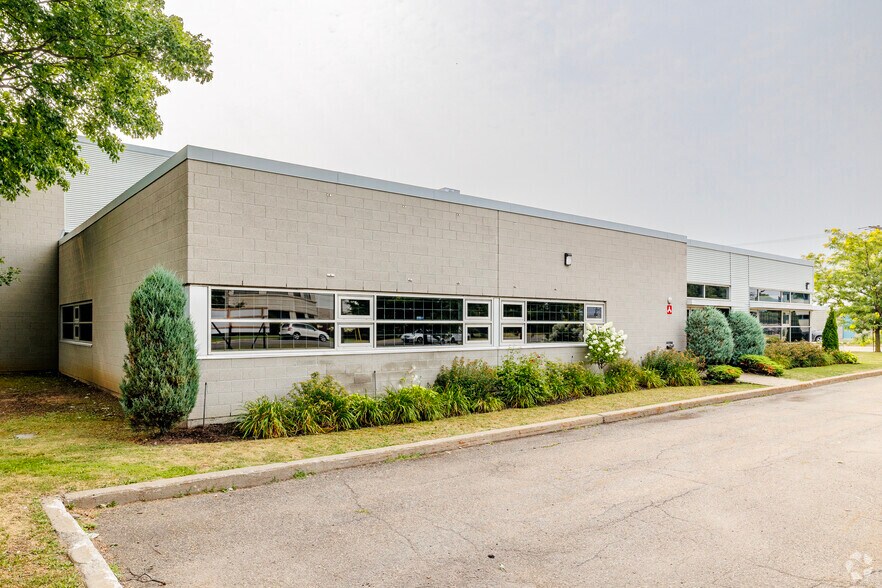 4500 Ch Bois-Franc, Montréal, QC à vendre - Photo de l’immeuble – Image 2 sur 6