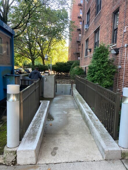90 Laurel Hill Ter, New York, NY à louer - Photo de l’immeuble – Image 2 sur 23
