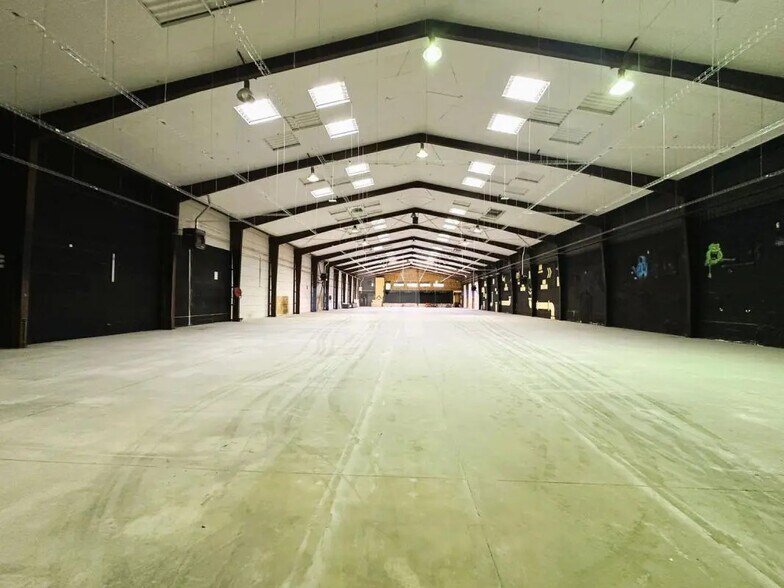 Local d’activités dans Évry-Courcouronnes à louer - Photo de l’immeuble – Image 3 sur 9