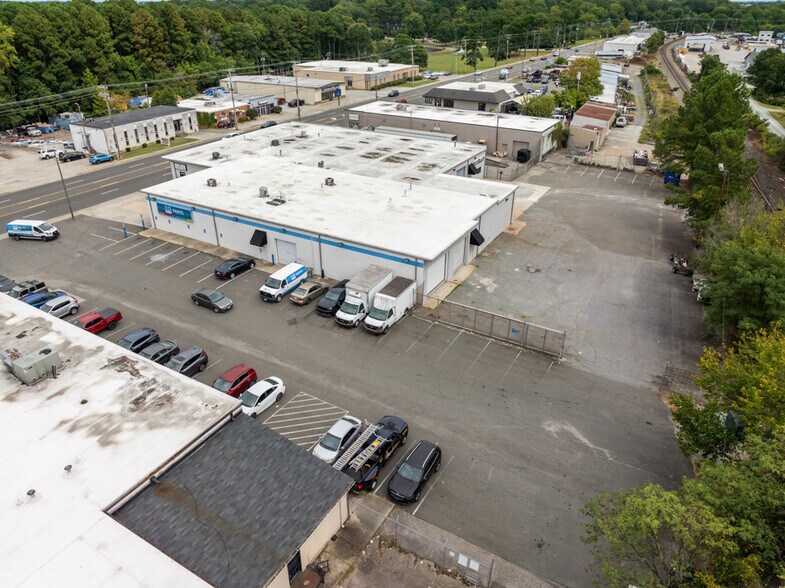 3161 Hillsborough Rd, Durham, NC à louer - Photo de l’immeuble – Image 3 sur 13