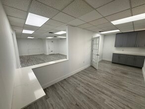 7506-7560 NW 70th St, Miami, FL à louer Photo intérieure– Image 2 sur 21