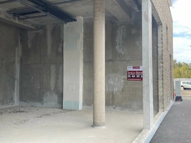 Plus de détails pour 11 Place Des Fontaines, Savigny-le-Temple - Local commercial à louer