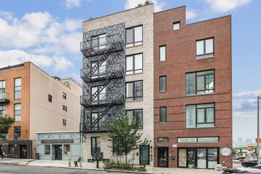 193 Greenpoint Ave, Brooklyn, NY à vendre - Photo de l’immeuble – Image 1 sur 5