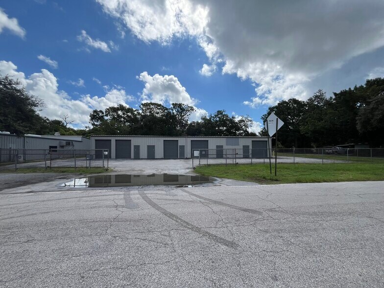 2529 S Magnolia Ave, Sanford, FL à louer - Photo de l’immeuble – Image 2 sur 4