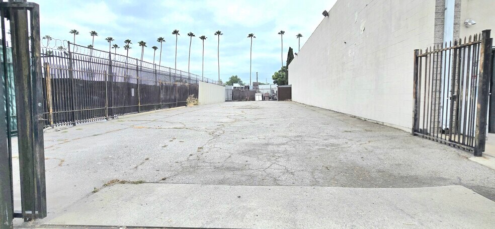 1716 E 21st St, Los Angeles, CA à louer - Photo de l’immeuble – Image 2 sur 27