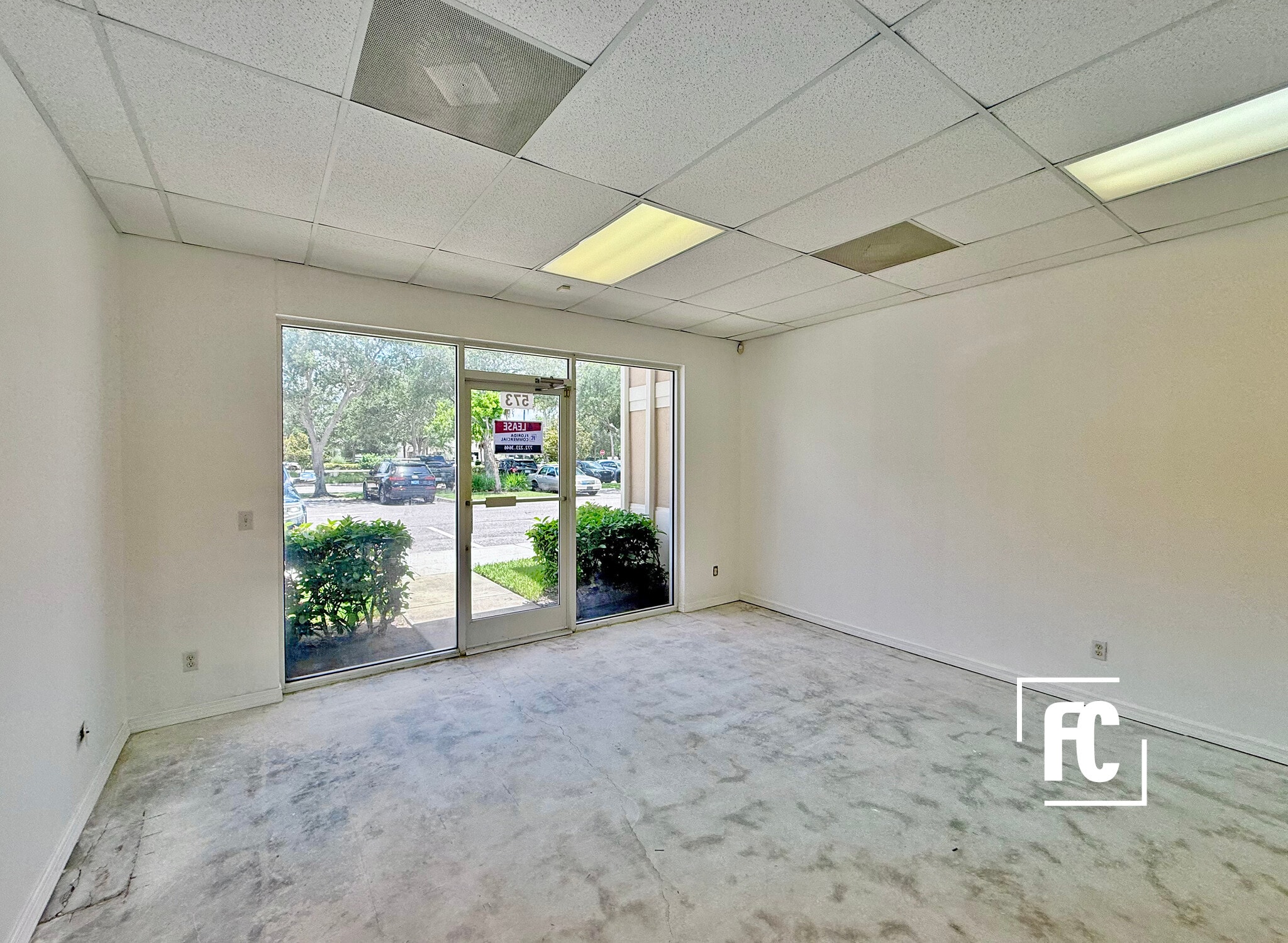 563-617 SE Central Pky, Stuart, FL à louer Photo intérieure– Image 1 sur 5