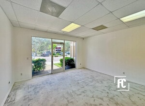 563-617 SE Central Pky, Stuart, FL à louer Photo intérieure– Image 1 sur 5