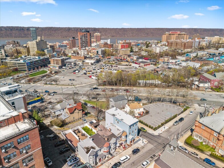97 Waverly St, Yonkers, NY à vendre - Photo de l’immeuble – Image 3 sur 4