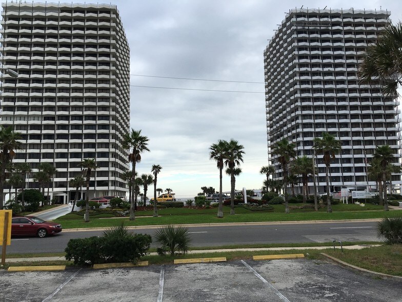 2743 N Atlantic Ave, Daytona Beach, FL à louer - Photo de l’immeuble – Image 3 sur 11