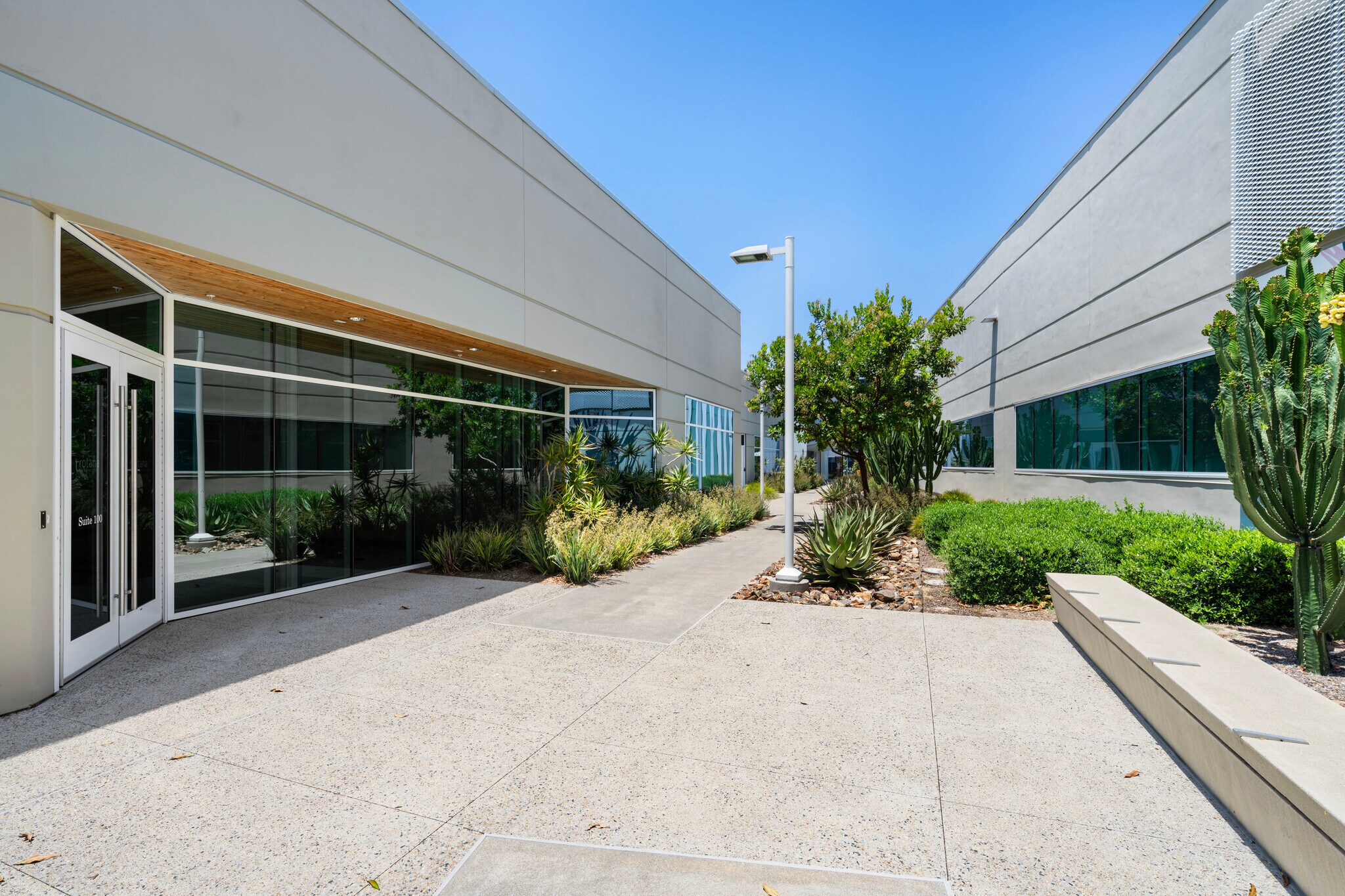 5555 Oberlin Dr, San Diego, CA à louer Photo principale– Image 1 sur 2