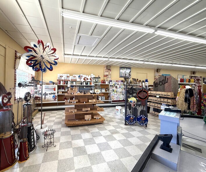 217 S Main St, Inman, KS à vendre - Photo de l’immeuble – Image 2 sur 24