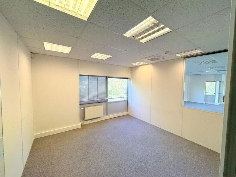 Bureau dans Guyancourt à louer - Photo de l’immeuble – Image 3 sur 28