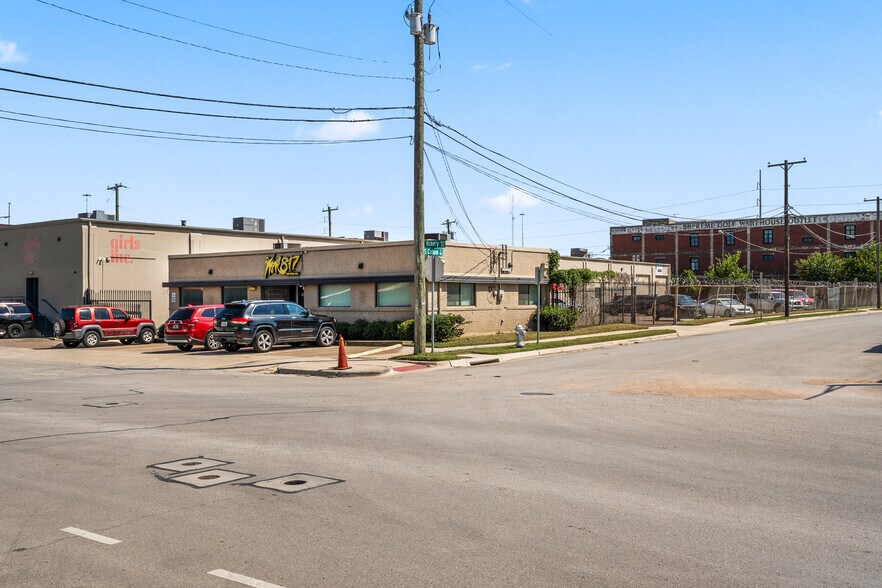 300 E Vickery Blvd, Fort Worth, TX à louer - Photo de l’immeuble – Image 2 sur 8