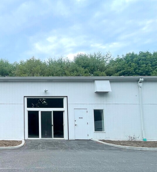 137 Montauk Hwy, Westhampton, NY à vendre - Photo de l’immeuble – Image 3 sur 7