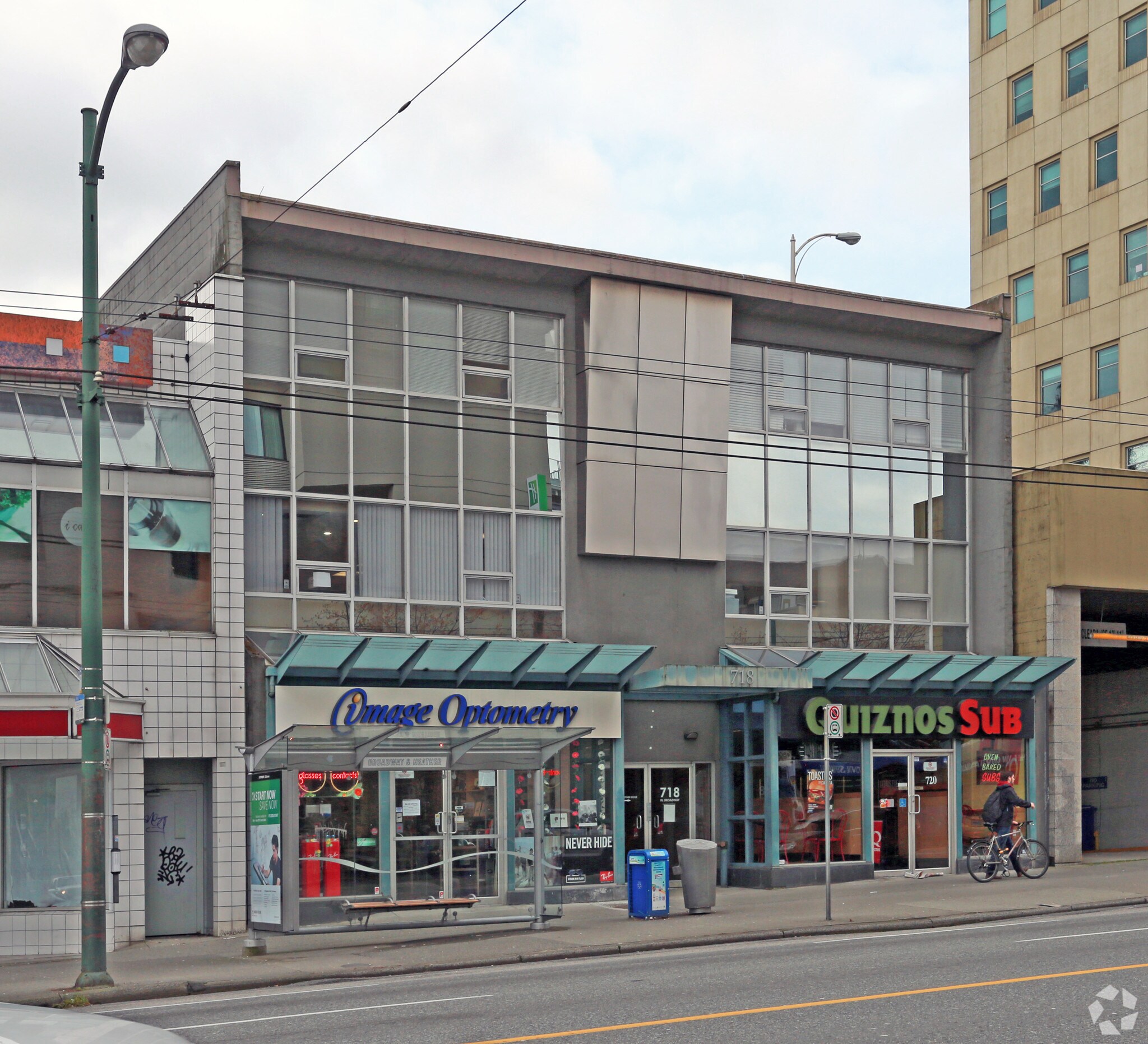 718-720 W Broadway, Vancouver, BC à louer Photo de l’immeuble– Image 1 sur 8