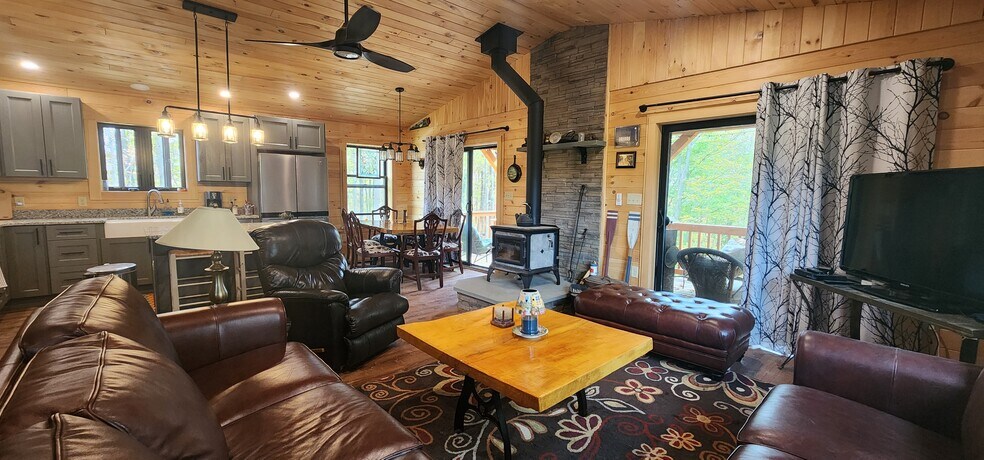 LAKEWOOD LODGE & RESTAURANT portefeuille de 4 biens à vendre sur LoopNet.fr - Photo de l’immeuble – Image 3 sur 34