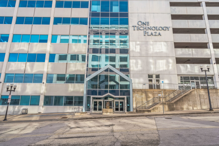 211 Fulton St, Peoria, IL à vendre - Photo de l’immeuble – Image 3 sur 25