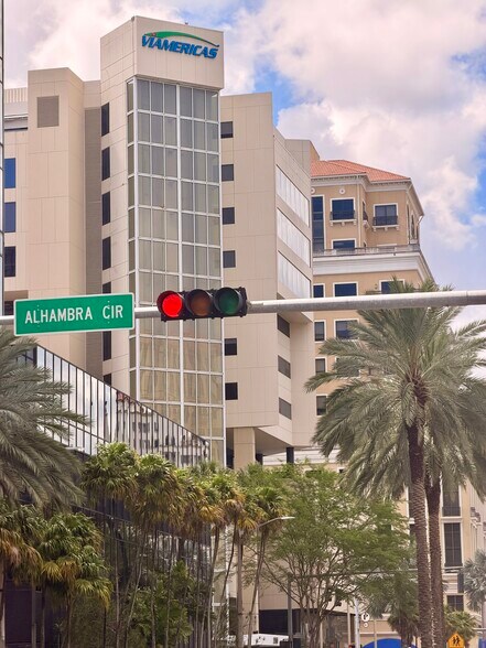 2100 Ponce De Leon Blvd, Coral Gables, FL à louer - Photo de l’immeuble – Image 2 sur 8
