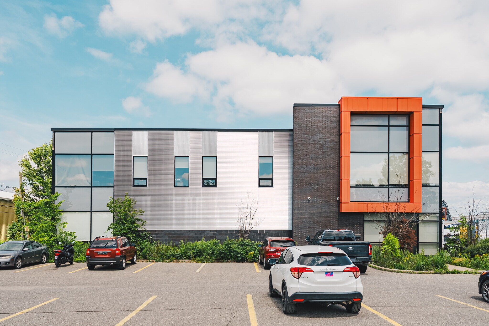 5281 Boul Cléroux, Laval, QC à louer Photo de l’immeuble– Image 1 sur 8
